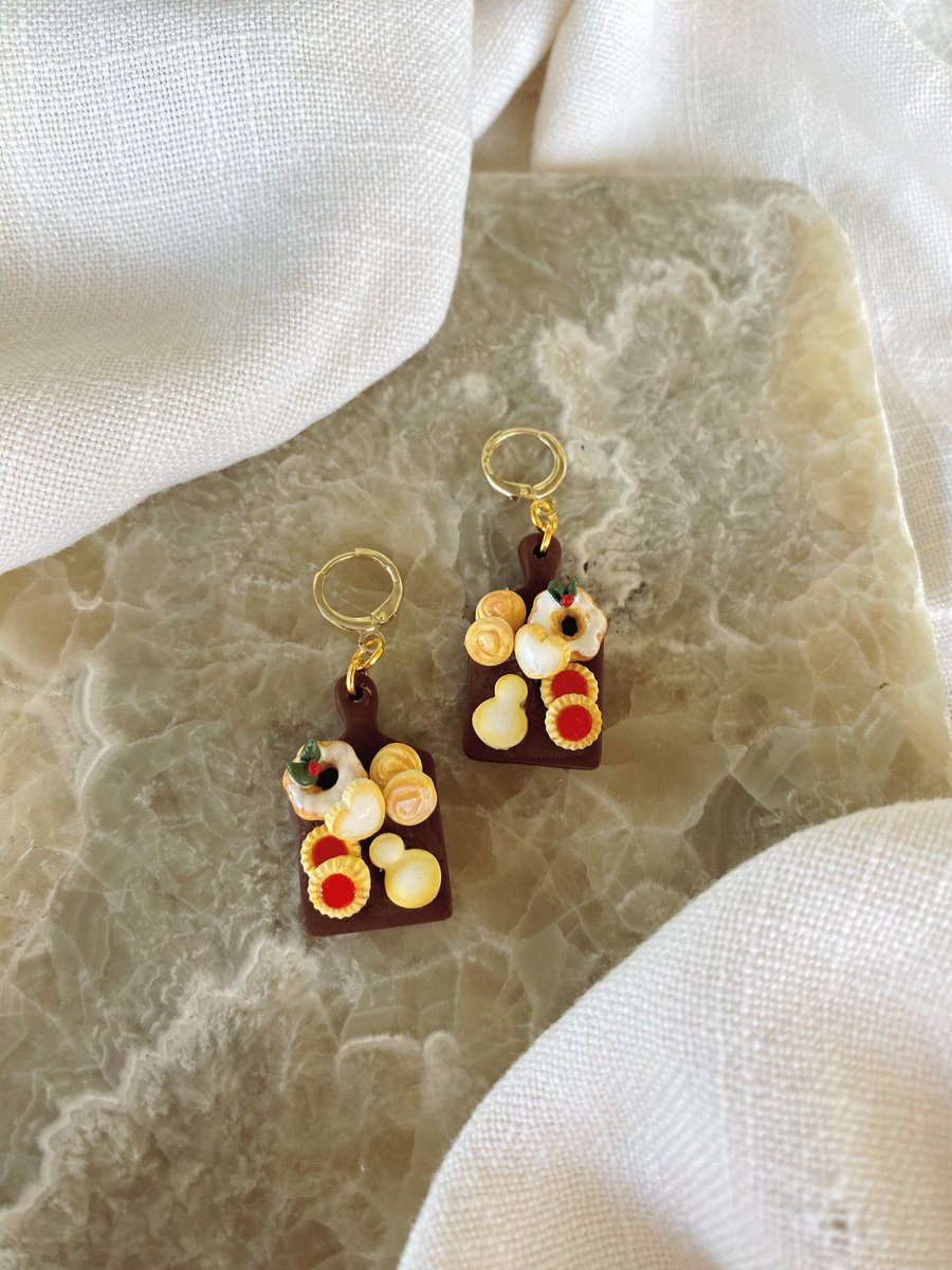 kyaabaird's tweet image. It’s tiiiiiiiiiime🎄✨

100 pairs of handmade earrings + 40 miniature magnets are now available.

Discount code BLACKFRIDAY saves you 30% @ checkout 

Only 10 bundle deals are stocked &amp;amp; you have the option for free gift wrapping

Thank you for shopping small this holiday season!