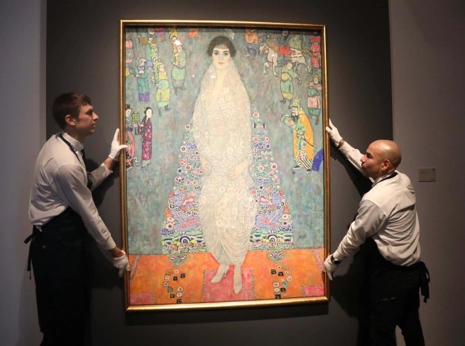Arteymas_'s tweet photo. Un retrato del pintor austriaco Gustav Klimt se vendió por 179.7 millones de libras esterlinas, convirtiéndose en la obra de arte más valiosa jamás vendida en Sotheby's y la segunda más cara en la historia de las subastas.

El 'Retrato de Elisabeth Lederer' de Klimt, un óleo de casi dos metros de altura realizado entre 1914 y 1916, representa a Elisabeth Lederer, de 20 años, hija de los prominentes mecenas vieneses August y Serena Lederer, vestida con una túnica de dragón de estilo chino en un entorno decorativo resplandeciente.

El retrato procedía de la colección del heredero de Estée Lauder, Leonard A. Lauder, quien lo adquirió en 1985 y lo exhibió durante décadas en su apartamento de la Quinta Avenida. La obra tenía un precio estimado de subasta de alrededor de 150 millones de dólares (114.14 millones de libras esterlinas), pero finalmente alcanzó los 236.4 millones de dólares.

Fue la pieza central de la subasta inaugural de Sotheby's en su recién adquirida sede de Manhattan, en el Edificio Breuer, antigua sede del Museo Whitney de Arte Estadunidense.

Solo dos retratos de cuerpo entero de Klimt permanecen en manos privadas, y el subastador, Oliver Barker, describió el lienzo como una de las últimas oportunidades para adquirir un retrato de esta importancia del artista.

"Te mira directamente, no es pasiva", declaró Emily Braun, curadora de la Colección Leonard A. Lauder, a The New York Times.

Seis personas protagonizaron una puja que duró casi 20 minutos y finalizó cuando un postor telefónico, representado por Julian Dawes, vicepresidente de Sotheby's y director del departamento de arte impresionista y moderno, se hizo con la obra.

ArtNews informó que el precio final fue de 205 millones de dólares antes de comisiones.

"Esta noche hemos hecho historia en el Breuer", afirmó Helena Newman, presidenta mundial de arte impresionista y moderno de Sotheby's y presidenta de sus operaciones europeas, en un comunicado.

Ver cómo el exquisito 'Retrato de Elisabeth Lederer', obra de Gustav Klimt, establece un nuevo récord de subasta para el artista es emocionante en sí mismo; verlo convertirse en la obra más valiosa jamás vendida en Sotheby's es sencillamente sensacional. Klimt es uno de esos artistas excepcionales cuya magia es tan poderosa como universal.

La pintura posee un considerable peso histórico. Durante la Segunda Guerra Mundial, la colección de la familia Lederer fue confiscada por los nazis, y muchas de sus pinturas de Klimt fueron posteriormente destruidas en un incendio en el Castillo de Immendorf, en Austria.

El 'Retrato de Elisabeth Lederer', sin embargo, se encontraba almacenado aparte y se salvó del fuego.

La propia Elisabeth se valió de su relación con Klimt para protegerse durante la ocupación nazi, alegando ser su hija ilegítima y, por lo tanto, no judía; su madre también firmó una declaración jurada en ese sentido. Con la ayuda de su excuñado, un alto funcionario nazi, Elisabeth consiguió un documento que la acreditaba como descendiente de Klimt, lo que le permitió residir a salvo en Viena hasta su muerte en octubre de 1944.

Devuelto a su hermano Erich en 1948, el retrato se vendió en 1983 al marchante de arte Serge Sabarsky y fue adquirido dos años después por Lauder.

La gente temía que alguien pudiera estrellar una silla contra el retrato, pero nunca sucedió, afirmó la Sra. Braun.

También comentó a NBC News que la historia del cuadro tenía un significado complejo para él, ya que la esposa de Lauder, Evelyn, había huido de Viena de niña por ser judía.

Fue uno de los tres óleos de Klimt de la colección de Lauder que se subastaron; dos paisajes se vendieron por 86 millones y 70.7 millones de dólares.

El retrato de Klimt representó casi el 45 por ciento de los 527.5 millones de dólares recaudados esa noche procedentes de la colección Lauder.