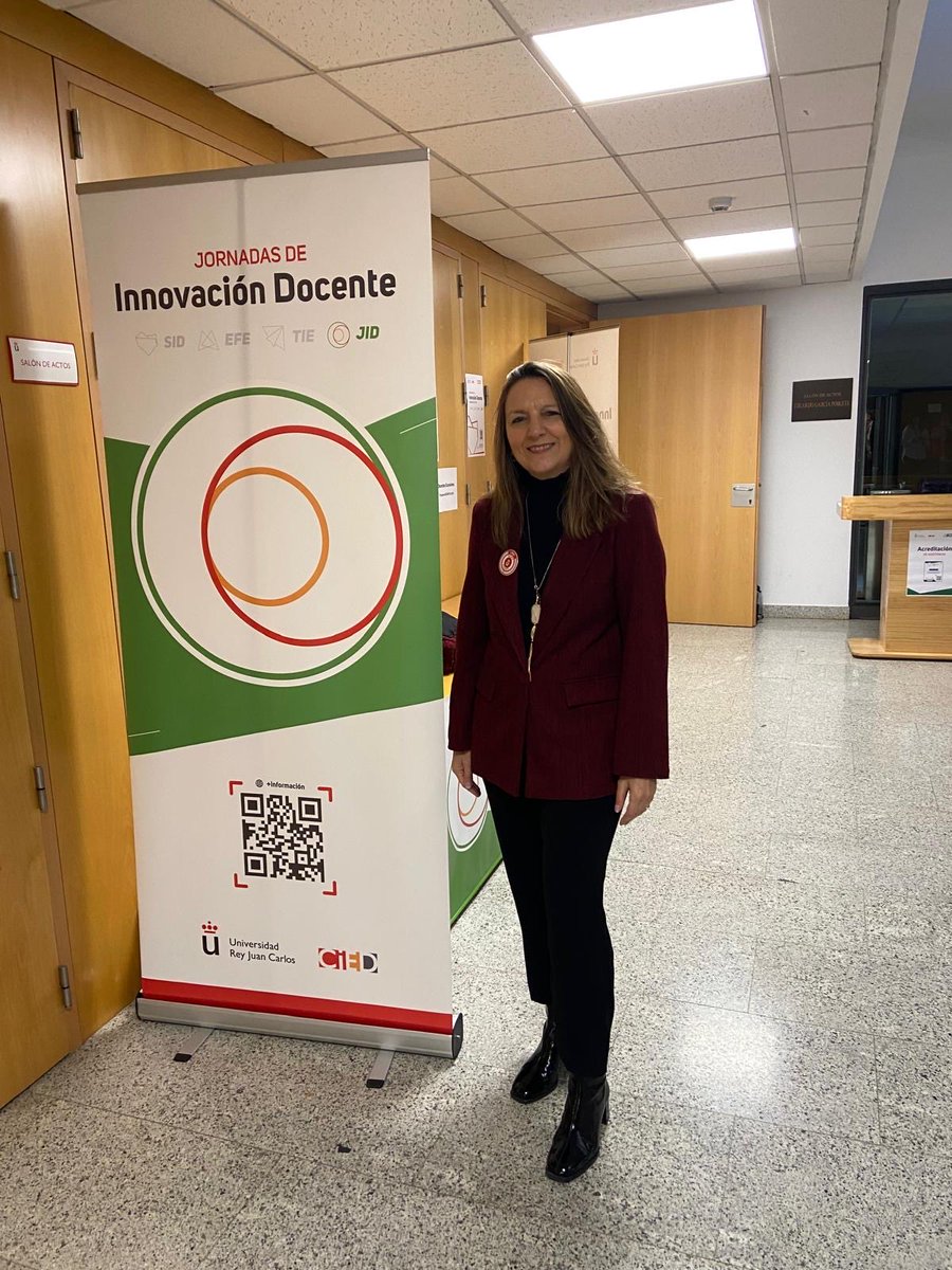 MPIntl_URJC's tweet photo. Dentro de la Semana de Innovación Docente #SID que se está celebrando en la @urjc , la directora de #Máster en #Periodismo y Orden Internacional, Sonia Valle de Frutos, ha asistido al acto de #Docentes Excelentes donde ha recogido este reconocimiento. ¡Enhorabuena! https://t.co/KMHLMqjS5k