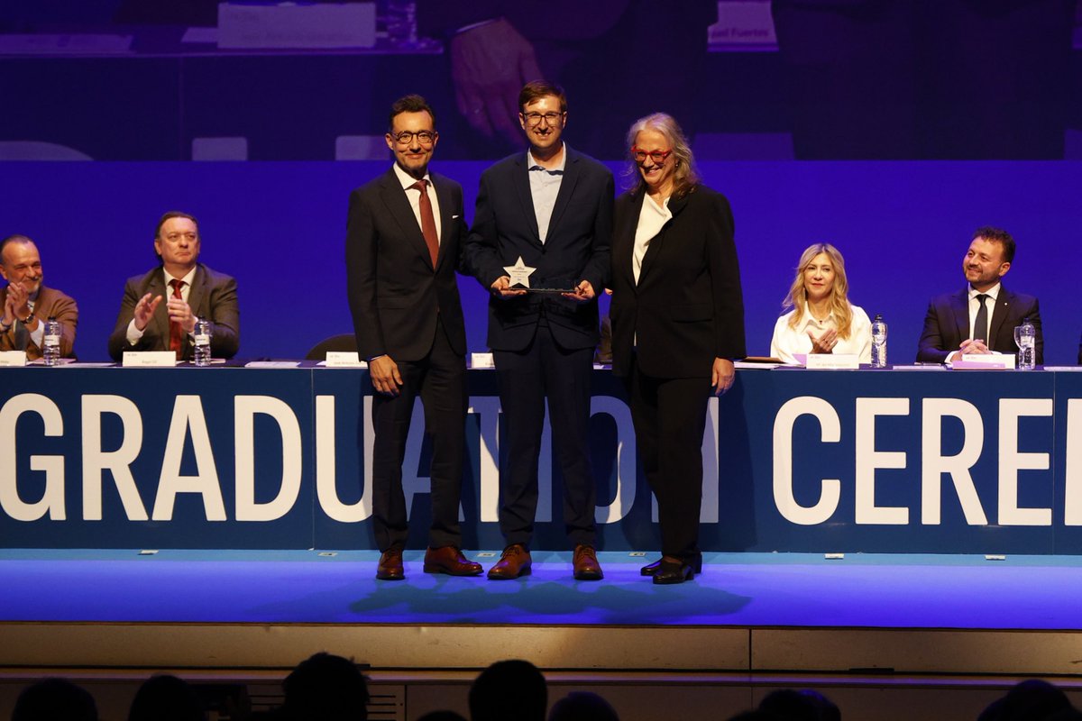 esiczaragoza's tweet photo. 🏆 El premio en la categoría ‘Innovación Digital’ es para @InfinitiaR 
 
🔵 Lo entregan: Pilar Franca de @SaicaGroup_es y José Antonio González de @pikolin 
🔵 Lo recoge: Javier Sanz, CEO de Infinitia y #AlumniESIC
 
¡Enhorabuena! 👏🏼 https://t.co/re148mpwWO