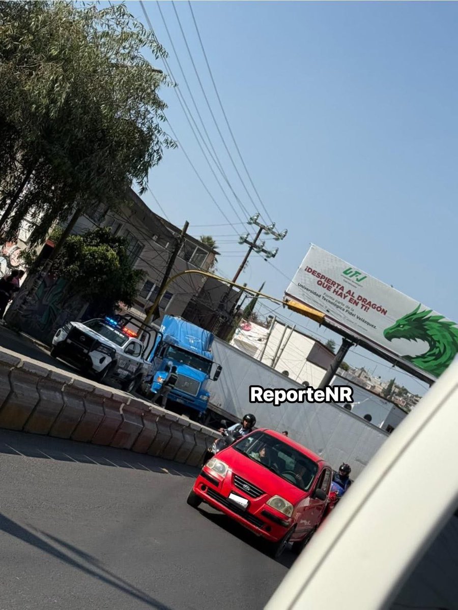 Evite la zona de la Colmena, tráiler atorado en el retorno causa tránsito detenido en ambos sentidos.
Información en curso

#Edomex  #NicolasRomero