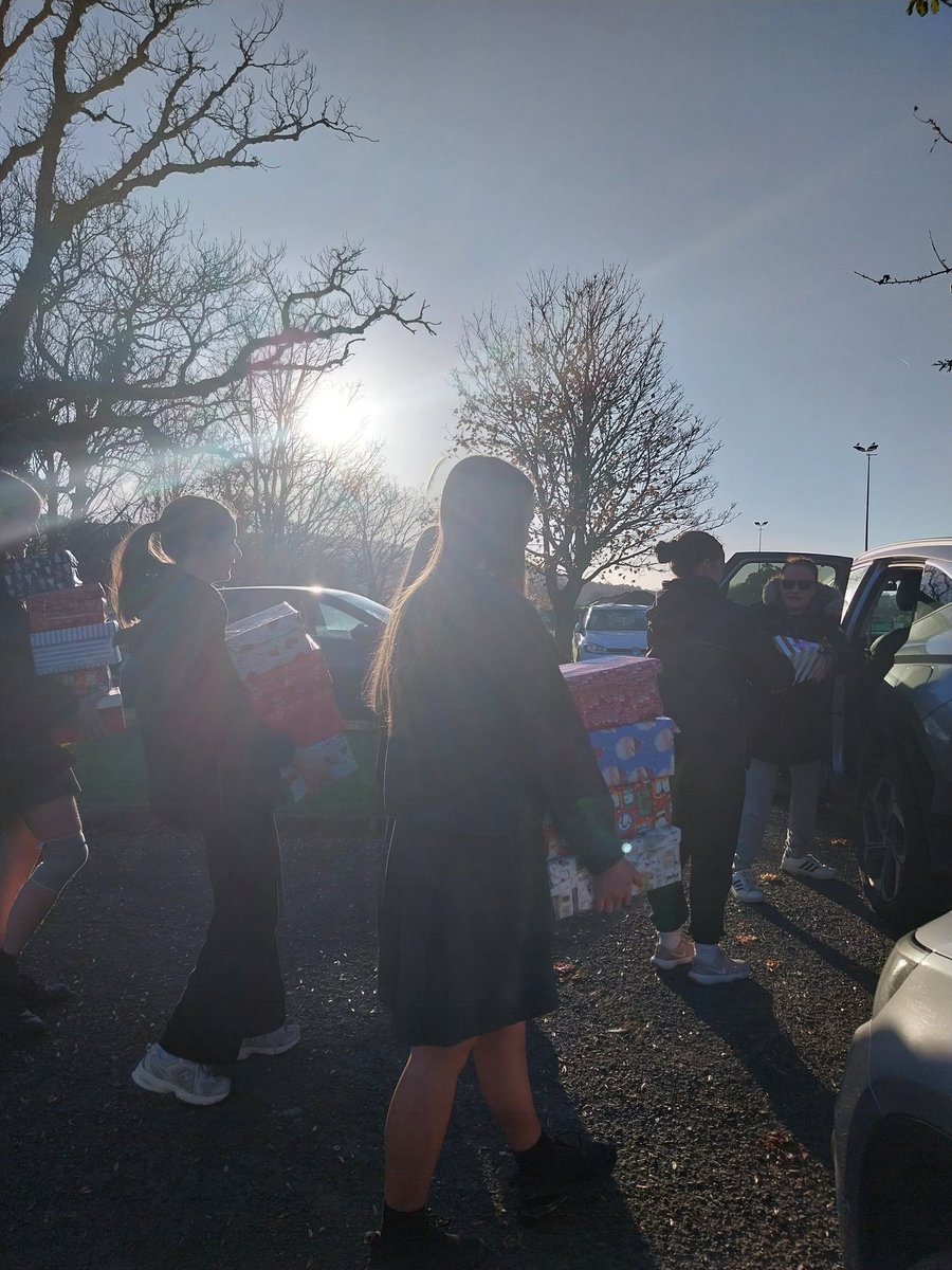 BrayLoreto's tweet photo. Today, Barry from @TeamHopeIreland collected the Christmas Shoeboxes.

Thank you to all of our students and staff who contributed. https://t.co/k8NxmqUWVj