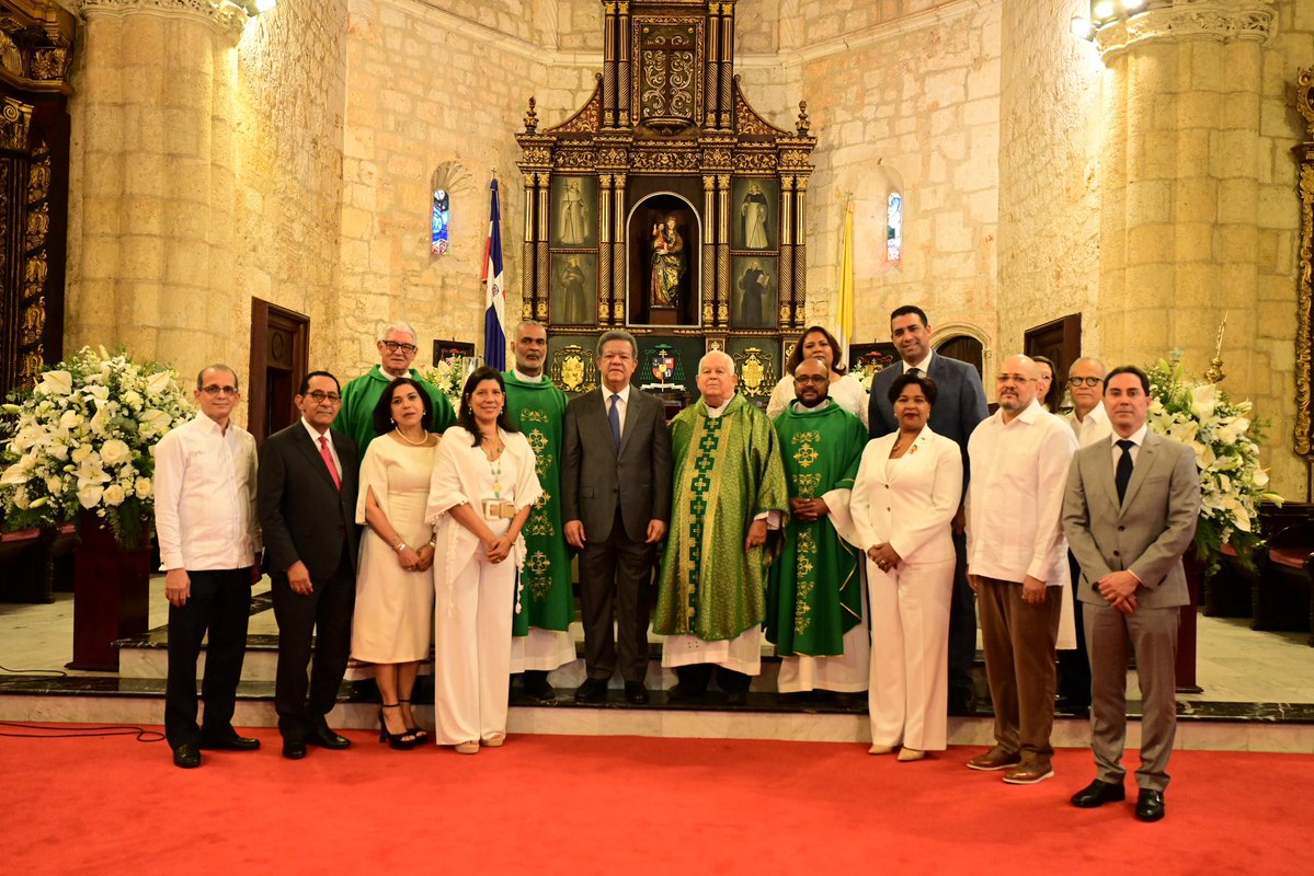 LeonelFernandez's tweet image. Hoy celebramos en la Catedral Primada de América una Eucaristía de acción de gracias por los 25 años de Funglode. Fue un momento de profunda emoción y reflexión. Agradezco a todos los colaboradores y amigos que han sido parte de este trayecto. Renovamos nuestro compromiso de…
