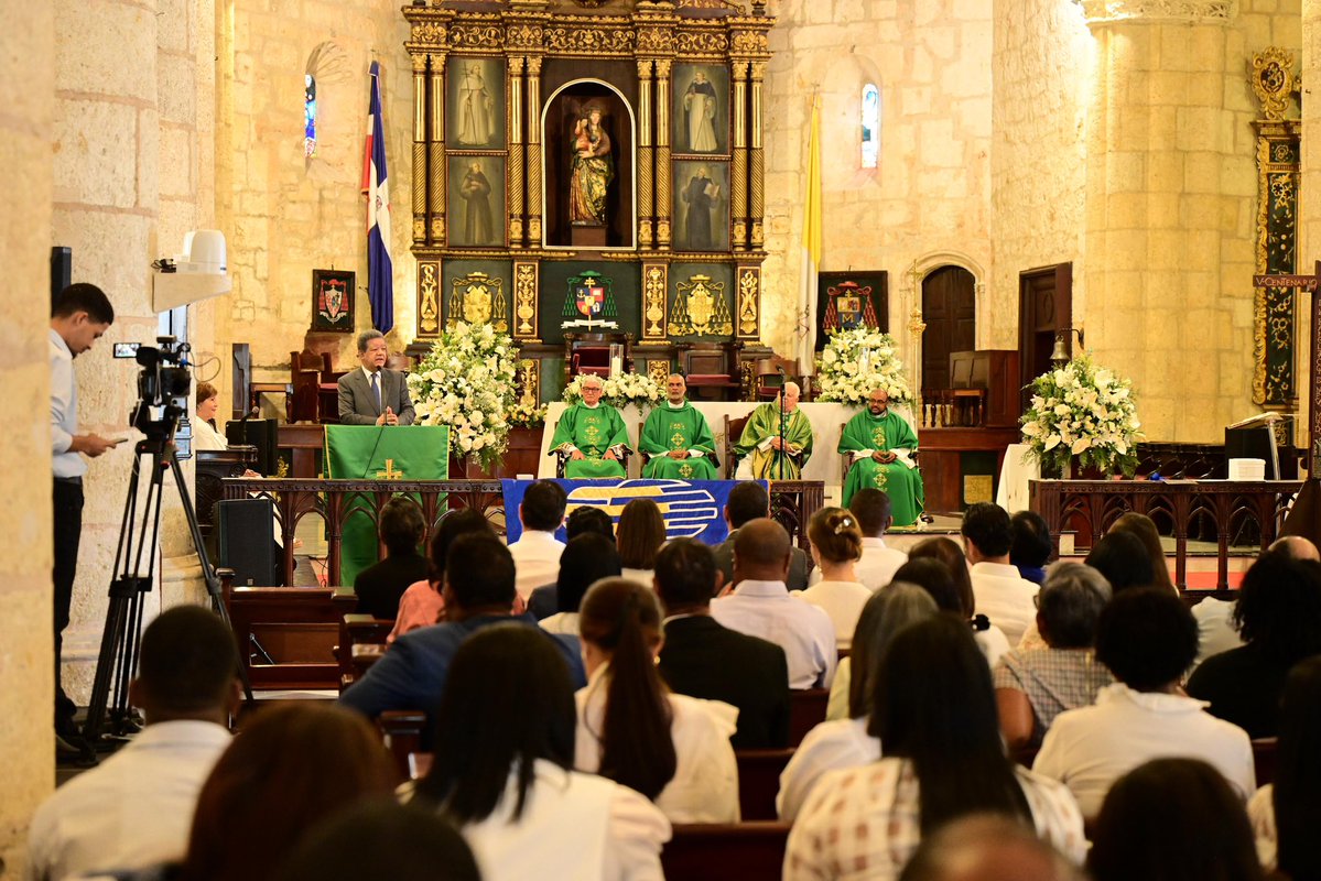 LeonelFernandez's tweet image. Hoy celebramos en la Catedral Primada de América una Eucaristía de acción de gracias por los 25 años de Funglode. Fue un momento de profunda emoción y reflexión. Agradezco a todos los colaboradores y amigos que han sido parte de este trayecto. Renovamos nuestro compromiso de…