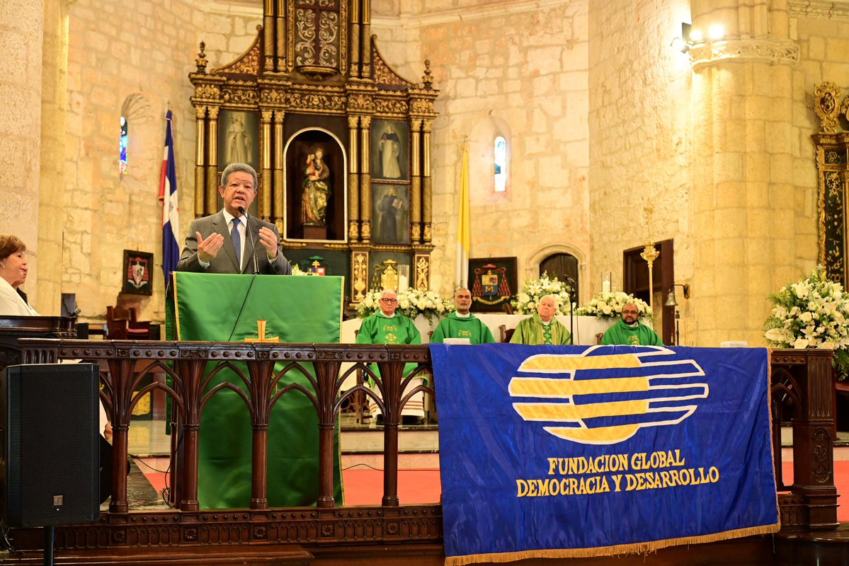LeonelFernandez's tweet image. Hoy celebramos en la Catedral Primada de América una Eucaristía de acción de gracias por los 25 años de Funglode. Fue un momento de profunda emoción y reflexión. Agradezco a todos los colaboradores y amigos que han sido parte de este trayecto. Renovamos nuestro compromiso de…