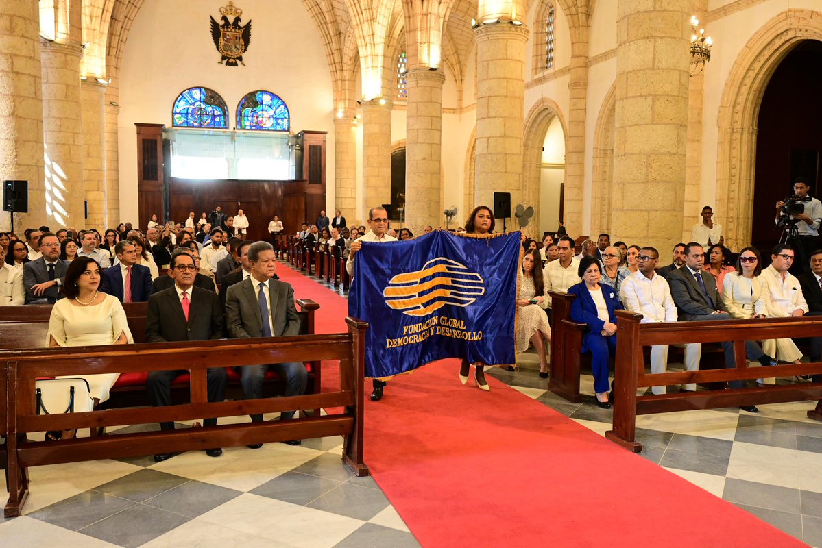 LeonelFernandez's tweet image. Hoy celebramos en la Catedral Primada de América una Eucaristía de acción de gracias por los 25 años de Funglode. Fue un momento de profunda emoción y reflexión. Agradezco a todos los colaboradores y amigos que han sido parte de este trayecto. Renovamos nuestro compromiso de…