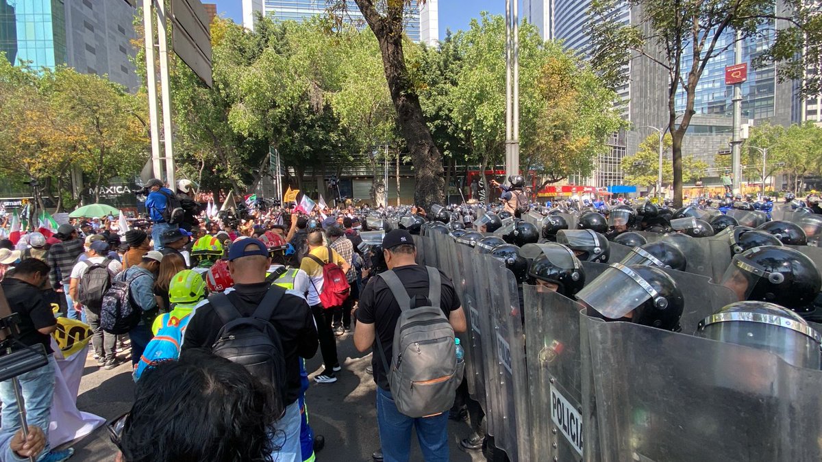 NoticiasImagen's tweet photo. Integrantes de la generación Z que salieron del Ángel de la Independencia, fueron retenidos momentáneamente a la altura de la glorieta de Amajac sobre Paseo de la Reforma, les indicaron que les permitirán el paso, una vez que concluyera el desfile cívico-militar. | @JCWilliams54 https://t.co/N0HLCuaB4N