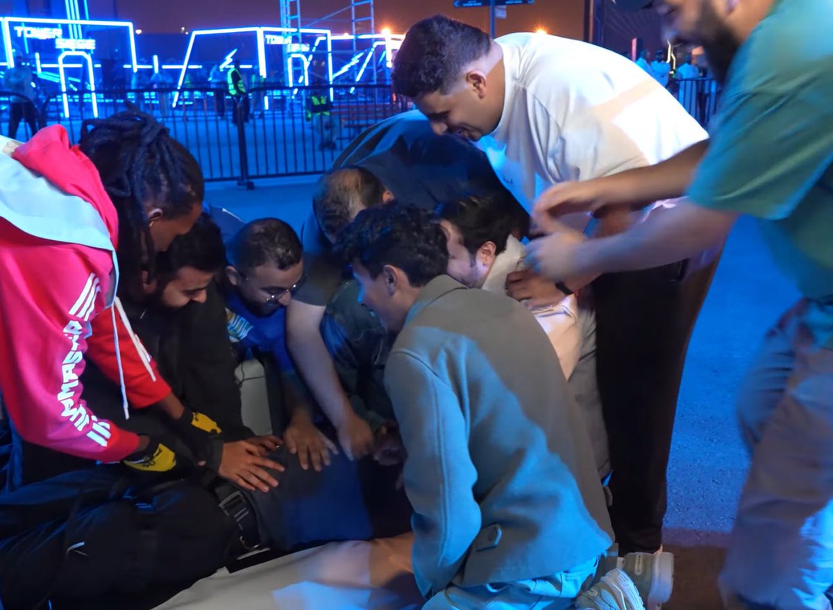 شافوه ما مات من اللعبة قالو نتجمع حوله ينكتم