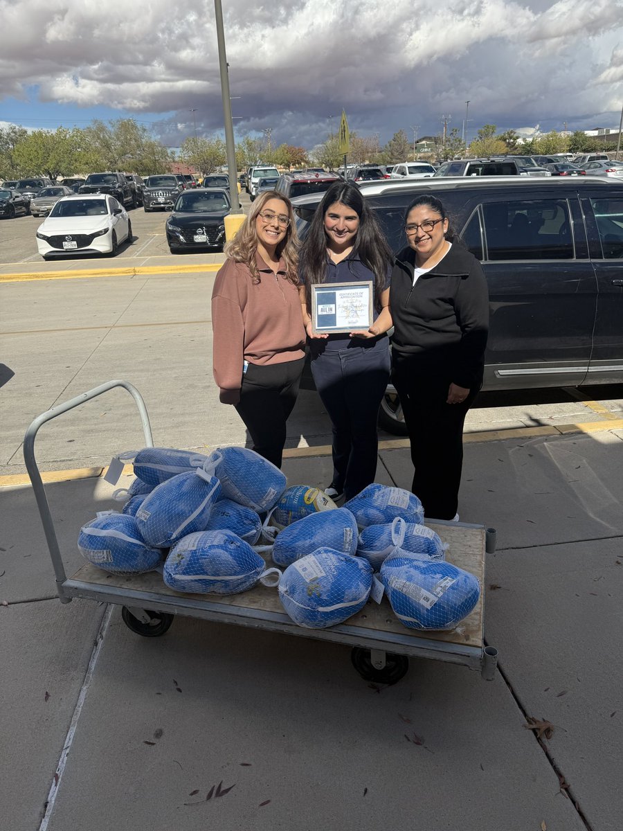SRMS_Generals's tweet image. Big thanks to the Hearts &amp;amp; Hands Collective led by Sofia Gachupin for the generous donation of turkeys that will help complete our holiday baskets for our Sun Ridge school community! The work you do makes a difference!   💙💛💪🏼 @SocorroISD #TeamSISD