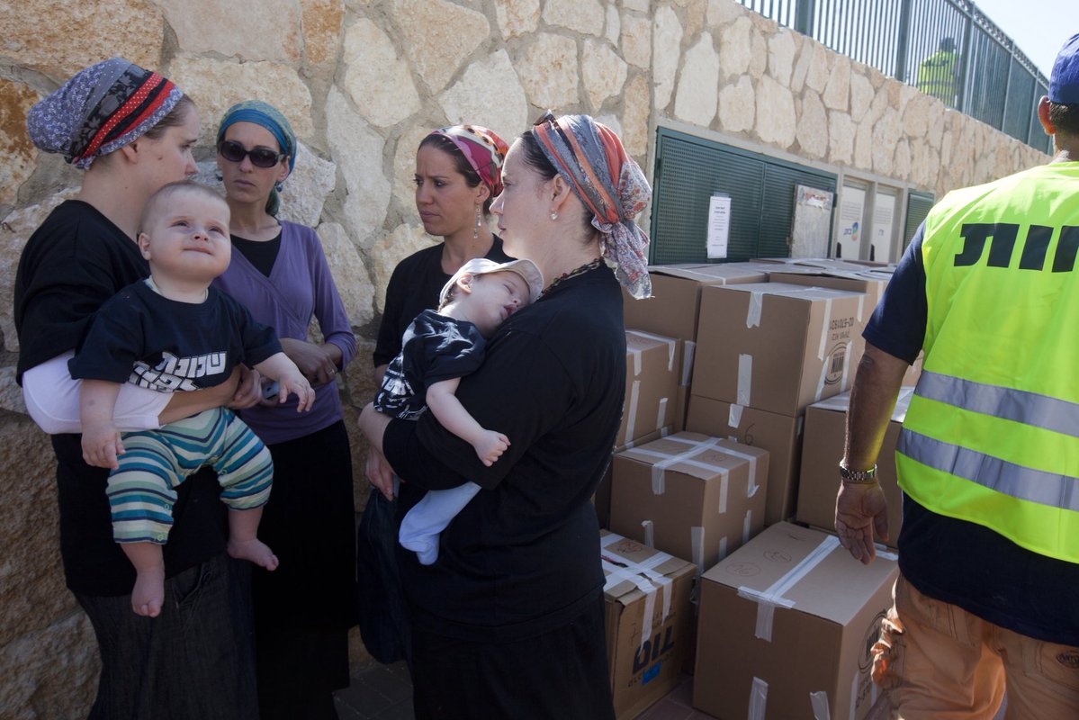 NovaScotiaTony's tweet image. Unless your willing to take your own medicine pls stfu. 

Ulpana “outpost” - Jewish terrorists occupying land that was not theirs, gleefully holding the children you’re so concerned about