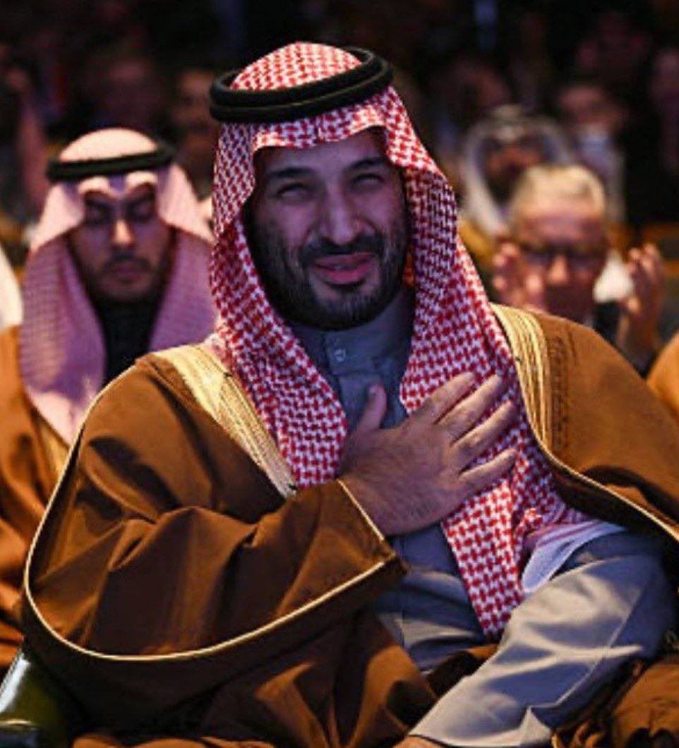 الطيّب اليا نصوه الطيبين  
في لازمٍ صعب..نومس لابته  

امّا ضرب صدره بيده اليمين  
ولا لمس خشمه بـ سبابته
- حزمي بن سعد