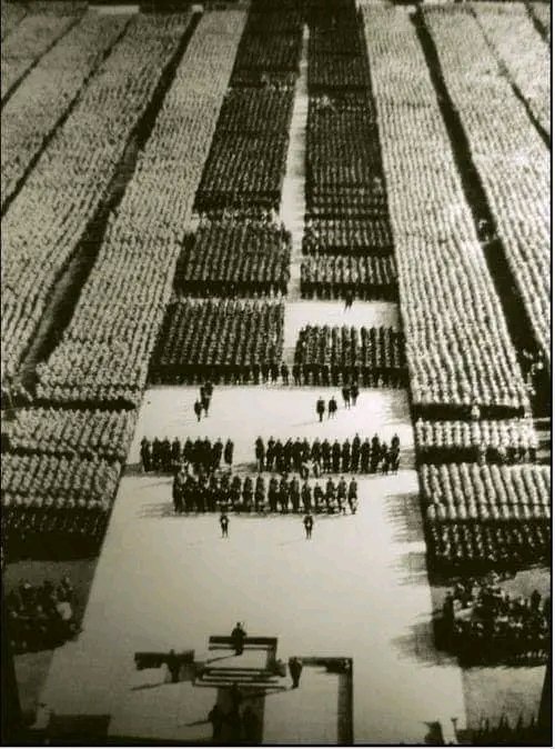 الى مرتزقة #إيران الحوثيين 
لم تكن العروض العسكرية والوقفات المليشاوية يوماً معياراً للديمومة فالتاريخ مليء بقوات ملأت الأفق ثم تلاشت ولم تحمهم تلك العروض من السقوط ولم تضمن لهم الخلود .
هتلر في يوم حشد 3.8 مليون جندي وسقط وهزم .
#اليمن #صنعاء