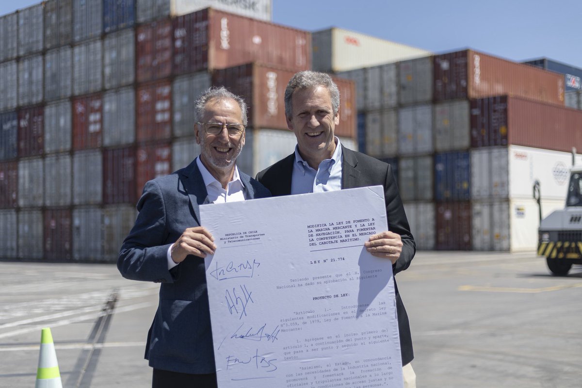 Chile dio un paso histórico con la nueva ley de cabotaje marítimo, lo que nos entregará una nueva normativa, más moderna y eficiente.

Pero antes... ¿de qué hablamos cuando hablamos de cabotaje? 🧐

En este hilo les cuento todo sobre esta nueva ley:

🧵1/4