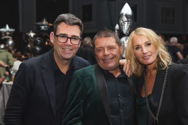 Privilege to be at the Empress Ballroom in 1989 and the Palace Ballroom in 2022. 🙏🏻

A magnificent musician and Mancunian.

What a loss but what a legacy.

All-time basslines on THE all-time album.👌🏻

RIP Mani &amp; Imelda