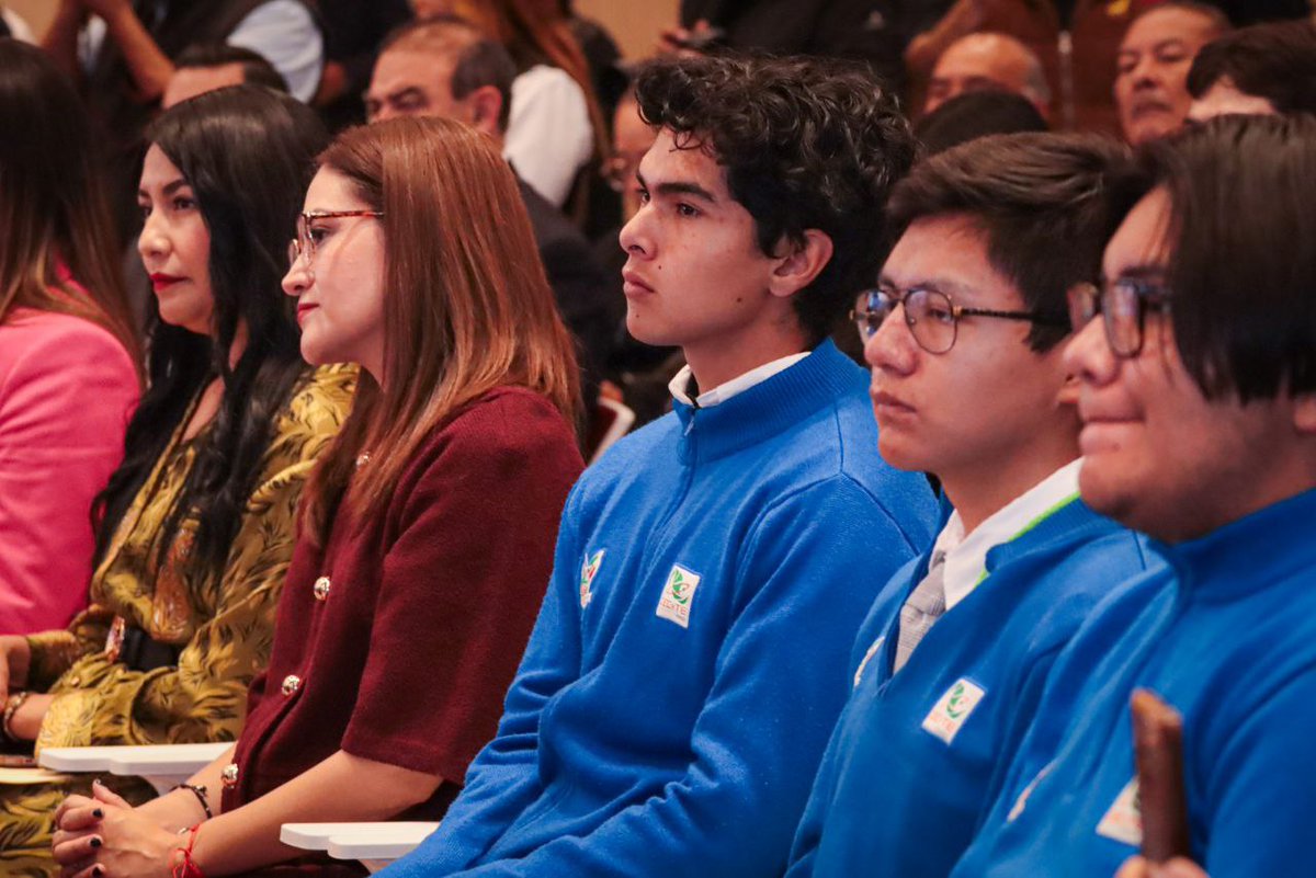 SEPHidalgo's tweet image. El gobernador @juliomenchaca_, junto al secretario @natycastrejonv,  firmaron un convenio con el Instituto Nacional para la Educación de los Adultos  y el @gobiernohidalgo para fortalecer la justicia educativa en el estado. Esta colaboración impulsará la alfabetización de 50 mil…