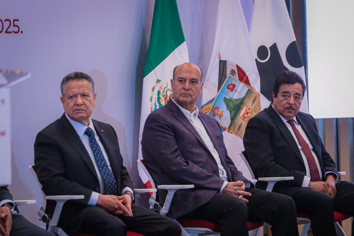 SEPHidalgo's tweet image. El gobernador @juliomenchaca_, junto al secretario @natycastrejonv,  firmaron un convenio con el Instituto Nacional para la Educación de los Adultos  y el @gobiernohidalgo para fortalecer la justicia educativa en el estado. Esta colaboración impulsará la alfabetización de 50 mil…