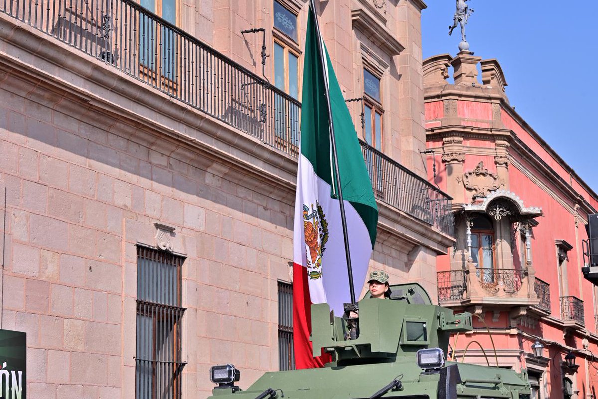 FiscaliaSLP's tweet image. #FGESLP | La Fiscal General, María Manuela García Cázares, acompañó al Gobernador Ricardo Gallardo Cardona en el Desfile Cívico-Cultural con motivo del CXV Aniversario de la Revolución Mexicana. Este evento reunió a autoridades y ciudadanía en un ambiente de orgullo nacional.