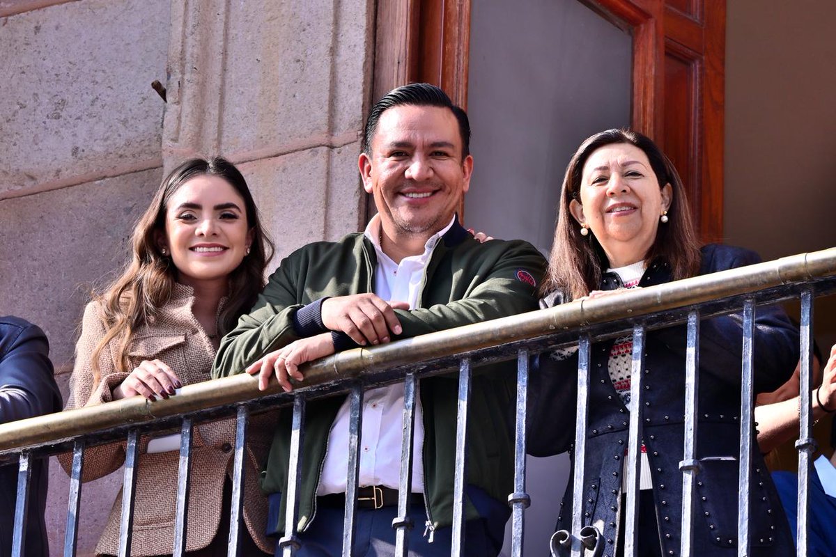 FiscaliaSLP's tweet image. #FGESLP | La Fiscal General, María Manuela García Cázares, acompañó al Gobernador Ricardo Gallardo Cardona en el Desfile Cívico-Cultural con motivo del CXV Aniversario de la Revolución Mexicana. Este evento reunió a autoridades y ciudadanía en un ambiente de orgullo nacional.