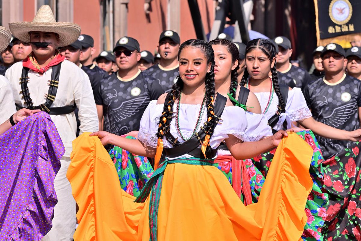 FiscaliaSLP's tweet image. #FGESLP | La Fiscal General, María Manuela García Cázares, acompañó al Gobernador Ricardo Gallardo Cardona en el Desfile Cívico-Cultural con motivo del CXV Aniversario de la Revolución Mexicana. Este evento reunió a autoridades y ciudadanía en un ambiente de orgullo nacional.