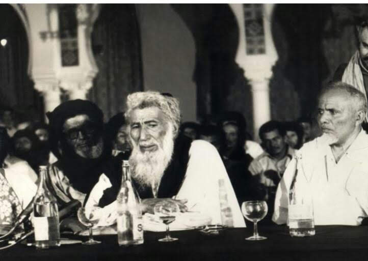 MohamedZrug's tweet photo. Miles de fosas, dos coronas y un ataúd.

Cincuenta años han pasado desde que Franco dejó de respirar, y aun así, aquel día en Madrid, la televisión fingía otra trama: decían que en el Congreso solo importaba el porvenir del Sáhara, y proyectaban imágenes sin voz, retazos amputados de un diario de sesiones que continúa, hoy todavía, bajo llave y polvo.

Había que cubrir la ignominia con un telón de silencio, como quien esconde brasas bajo la nieve.

Mientras el dictador agonizaba en su hospital de sombras, irónicamente denominado La Paz, en El Aaiún los telegramas golpeaban el cuartel colonial con la cadencia del espanto: ejecuciones masivas en Mahbes y Jdairia, lluvias de napalm y fósforo blanco sobre Tifariti y los refugiados de Um Draiga llevadas a cabo por marruecos.
No sirve decir que nadie lo supo.
Lo supieron. Y eligieron callar.

Mi padre, como tantos, rompió el cerco impuesto a la capital
y logró sacarnos —junto a otras familias— hacia la incertidumbre.

Llegó a Argel, donde una veintena de saharauis, bajo el amparo del Frente Polisario y ante el horror, buscaban el auxilio de Hawari Bumedien, como quien  busca agua en un horizonte de espejismos. Argelia no defraudó.

En Washington había prisa, había miedo; había tronos que apuntalar
y coronas que ajustar al tamaño del mundo de la guerra fría: un rey en cuerda floja en Rabat y otro que debía encajar sin estridencias en Madrid. 
Para la CIA y el Departamento de Estado, evitar a toda costa la independencia saharaui era una cuestión de equilibrio quirúrgico o si se prefiere, de ejecución balanceada.
Que los tronos reposaran sobre cadáveres, era para ellos, una nota a pie de página.

En Nueva York —ayer como hoy—,
la solemnidad de las Naciones Unidas se hacía murmullo ante el peso de los poderosos.
Las advertencias del Tribunal Internacional de Justicia
amanecían luminosas y anochecían sin eco. Se hablaba de un riesgo inminente de crimen de guerra en un territorio colonial, del despojo de un pueblo al que se le negaba su derecho a decidir su propio destino.
La indiferencia, también, es una forma de violencia.

Nos salvamos —apenas centenares— de la entrada criminal del invasor marroquí en El Aaiún, pero miles quedaron atrapados.
Y aun quienes huimos caímos poco después, cerca de Auserd, en las garras de otro invasor, no menos brutal y aún hoy insuficientemente nombrado: la milicia multinacional y mercenaria de la Mauritania de entonces.
Yo tenía dos años, y ya conocía el sabor del destierro.

En el Madrid de ahora, con los papeles ligeramente invertidos, una mayoría honesta, pero visiblemente acomplejada del Congreso, intenta cumplir con la palabra empeñada.
Otra —minoría sometida pero ruidosa— insiste en enterrar el porvenir del pueblo saharaui, macar a sus hijos de apátridas y negar a las víctimas el derecho a la memoria y a la reparación.

No es secreto que esa deshonra se encarna hoy, sola pero altiva, en la dirigencia del principal partido de gobierno.

Con esa “reseca historia que nos abrasa”- a decir de Víctor Manuel y Ana Belén- y de "la negra pena que atenaza", lo que ha seguido ha sido un guion de éxodo y exterminio, pero también de resistencia tenaz, de fidelidad obstinada a la libertad.

Mientras en Madrid algunos siguen empeñados en hundir —o exhumar según convenga— el ataúd del exdictador, medio siglo de monarquía constitucional no ha bastado para que el Estado español pida perdón al pueblo saharaui y a los familiares de quienes aún yacen en las fosas sin nombre del posfranquismo en el Sáhara Occidental.

https://t.co/EmW0vc5yFP