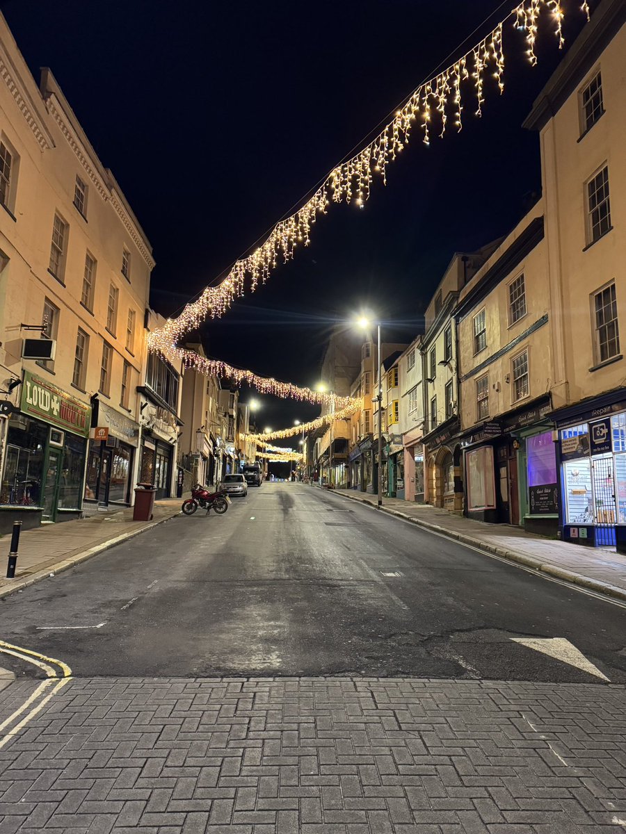 Mr_John_Harvey_'s tweet photo. I’ll tell you what… #Exeter’s the ⭐️ of #Devon this #Christmas 🎄🎅

Great job on the #ChristmasLights this year @tweetinexeter, @Princesshay &amp; @GuildhallShops.

#ExeterAtChristmas #LoveExeter 

https://t.co/AyzHg6bSOY https://t.co/yyRsN1n1nd