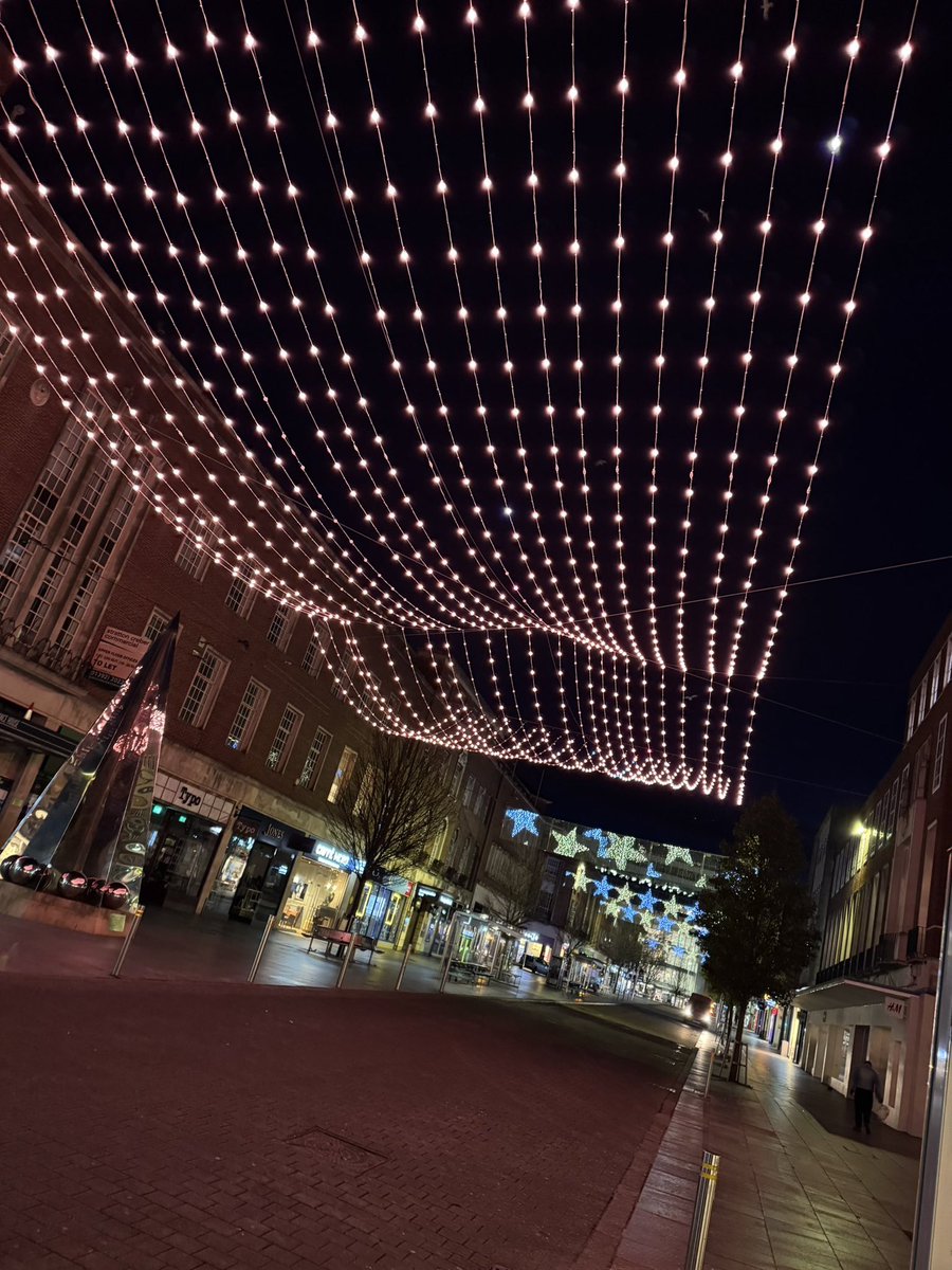 Mr_John_Harvey_'s tweet photo. I’ll tell you what… #Exeter’s the ⭐️ of #Devon this #Christmas 🎄🎅

Great job on the #ChristmasLights this year @tweetinexeter, @Princesshay &amp; @GuildhallShops.

#ExeterAtChristmas #LoveExeter 

https://t.co/AyzHg6bSOY https://t.co/yyRsN1n1nd