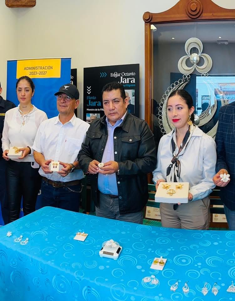 Lanzamiento de la Agenda en honor al Quinto Aniversario de Declaratoria de Chordeleg Pueblo Mágico del Ecuador.

El Tnlgo. Deifilio Arévalo, Alcalde del cantón, junto a los señores concejales, participaron del lanzamiento en el Museo Municipal del cantón.

#LaObraContinúa