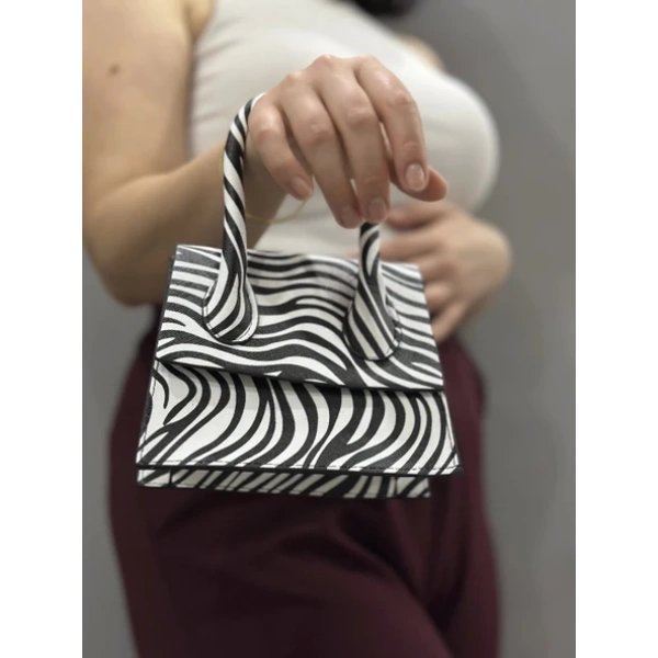 Luxe Siyah-Beyaz Cilt Çanta – Şık ve Zamansız Tarz

 Siyah-beyaz kontrast tasarımıyla modern ve dikkat çekici görünüm

 Kaliteli cilt malzeme ile uzun ömürlü kullanım

 Günlük, ofis veya özel davet kombinlerine kolayca uyum sağlar

nevalook.com/luxe-siyah-bey…

#Lüks
#EvrimAkın