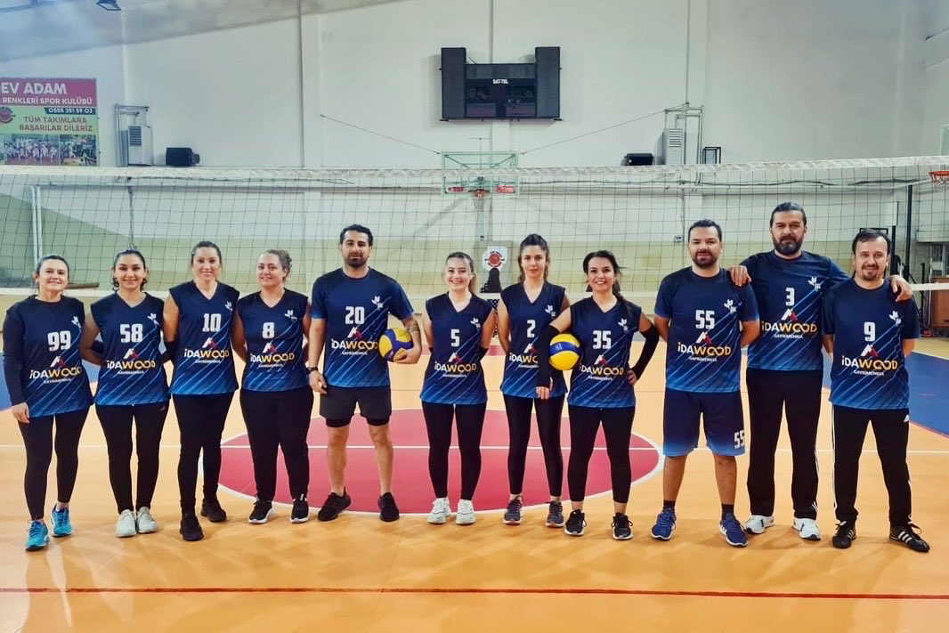 MeteHanILERI's tweet photo. TOBB SOSYAL BİLİMLER LİSESİ👏🏆🏐
#voleybol https://t.co/V9CrkQPrnu