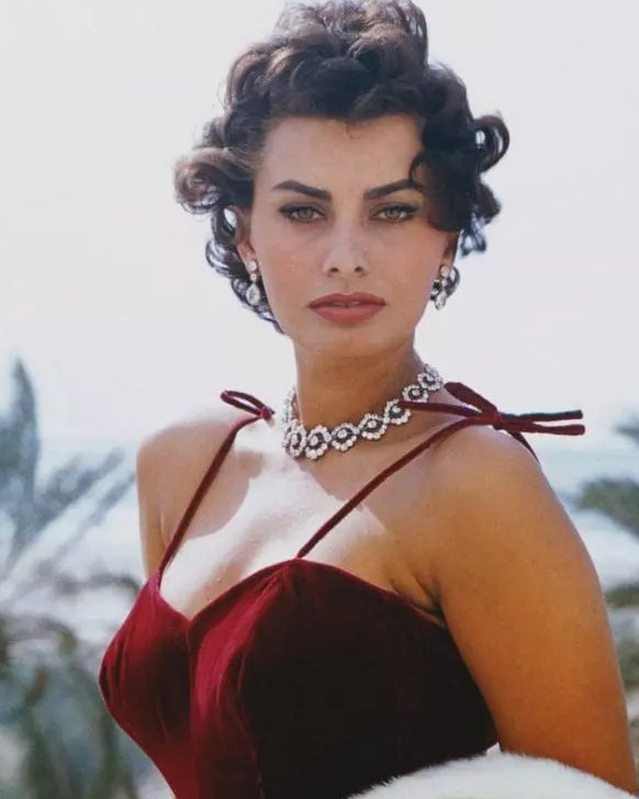 Quand l'amour grandit en toi, la beauté fait de même. Car l'amour est la beauté de l'âme.💕