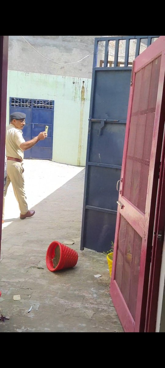 ErAnkitGill's tweet image. यह IO 14/09/25 को जांच करने क्या बिना शिकायत आए ❓क्या चोरी होने पर शिकायत दर्ज रशीद नहीं होती❓15/09 police को चोरों का घर पता होने 18/09 तक क्या किया❓ चोरी माल नहर में डाल दिया 🤫🤫🤫 #trackdown  क्या किसी की हस्ताक्षर के साथ छेड़छाड़ पुलिस कर सकती है ❓❓जान माल की सुरक्षा 🤫