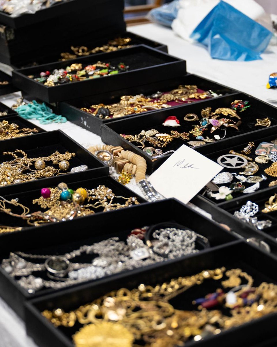 WSUSignpost's tweet image. ⬆️ See more photos and read the whole photo essay on our website, the link can be found in our bio!

✍️&amp;amp;📸: Anna Kuglar | Photography Editor, the Signpost

#Thesignpost #Thrift #Collectables #Antiques #Ogden #Ogdennews #Ogdenculture #Utahnews #Utah #Utahculture #Culture