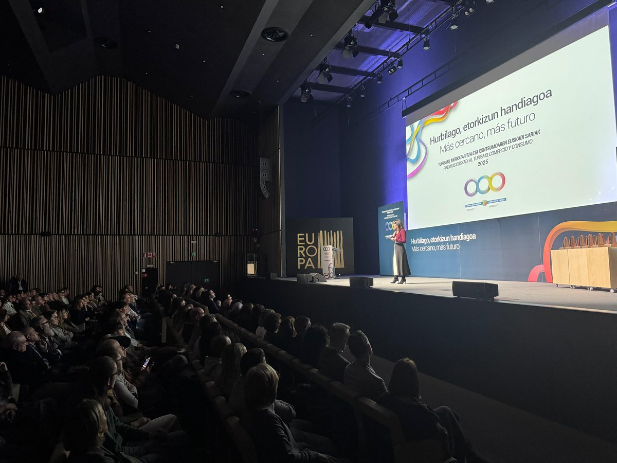 metxebarria_vg's tweet image. El Palacio Europa ha reunido esta tarde a los sectores del turismo, el comercio y el consumo en una nueva edición de los Premios Euskadi. Una ocasión para reconocer proyectos que impulsan empleo, calidad de vida y desarrollo local. 🤝🌿

Felicidades a todas las empresas y…