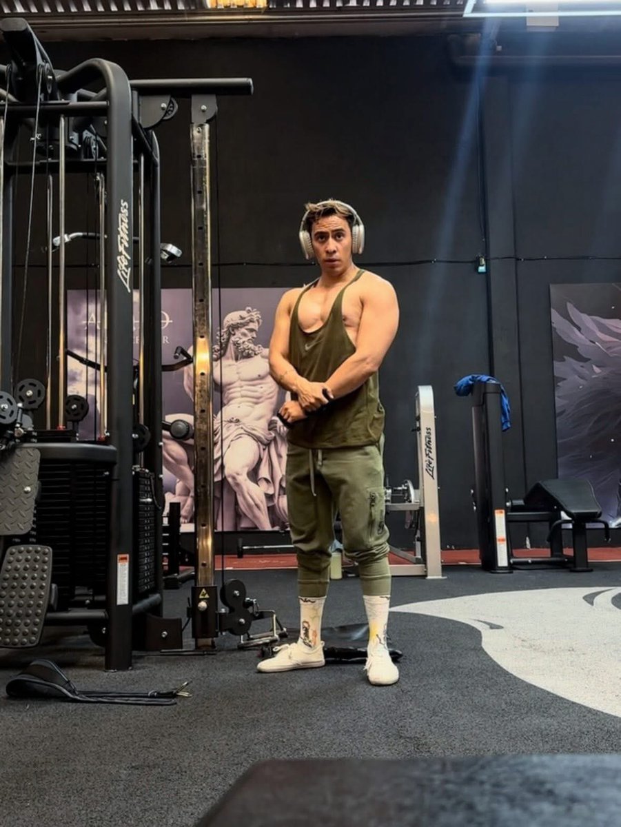 Alexjandro0210's tweet photo. Nadie te despertará temprano, nadie entrenará por ti, nadie comerá sano por ti, tú eres el creador de tu éxito, cuídate..!! 😎🏋🏽 
#gym #fit #fitness #model #modelfit #modelfitness https://t.co/P8mzuIfdTB