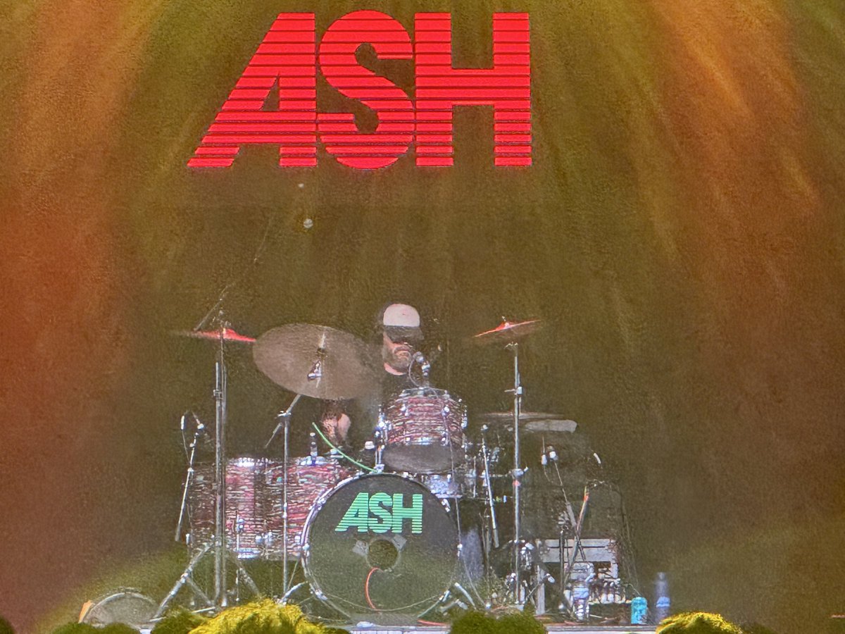 Davwa's tweet photo. @ashofficial @onionrick @darthmarkh @TimWheeler1977 
Cannot put into words how amazing Ash were tonight! Blew me away! Dedicating Shining Light to Mani, there were a few tears, not gonna lie 🥰💔 https://t.co/GP1lrMjFAf