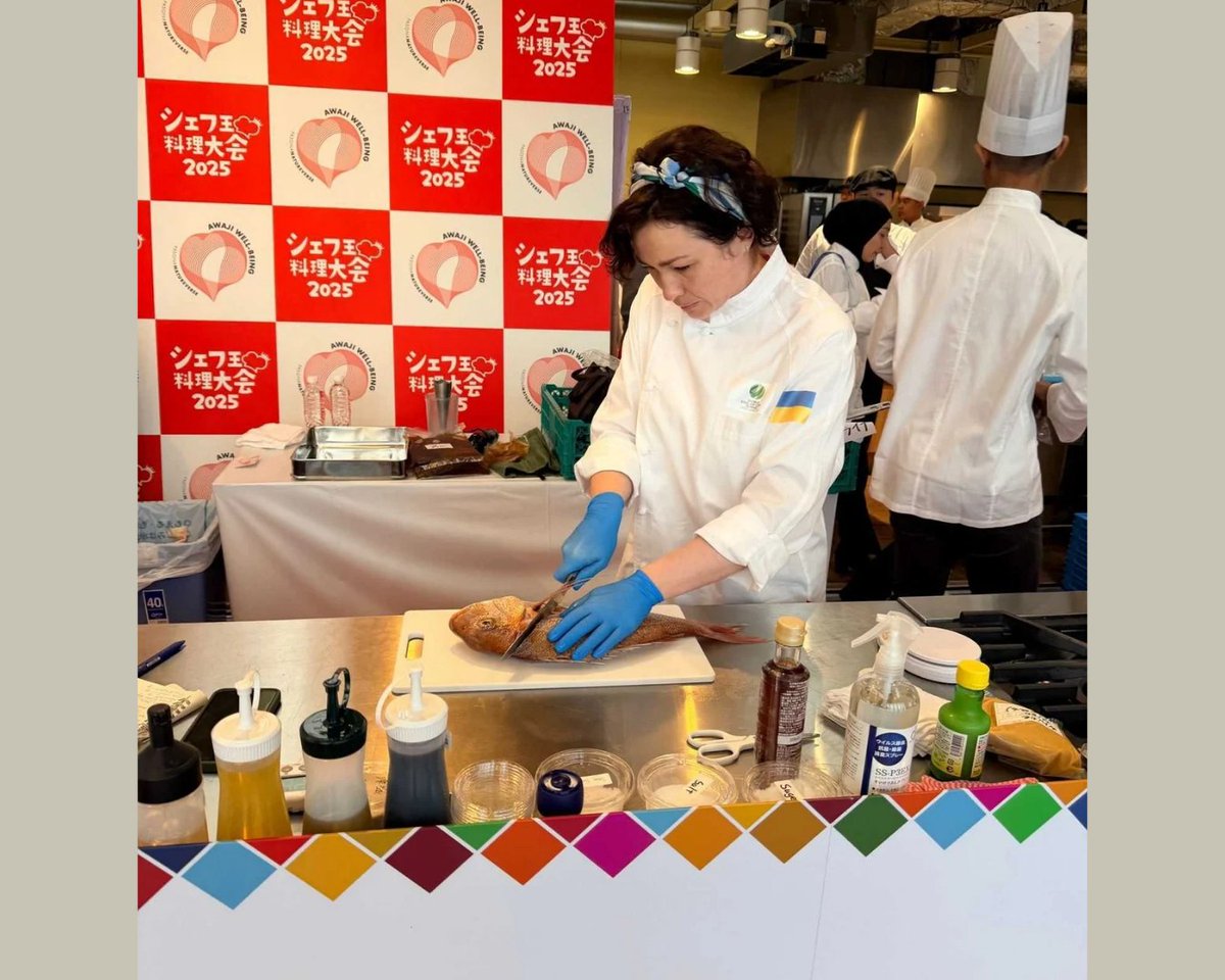 KorsunskySergiy's tweet photo. WORLD KING OF CHEF SUMMIT AWAJI JAPAN 2025
淡路島 | 2025年11月8日〜9日
今年、淡路島にて World King of Chef Summit が開催されました。
テーマは「食」「健康」「地方創生」。持続可能で豊かな社会の実現を目指し、世界各国からシェフや専門家が集結しました。プログラムには食育フォーラムや国際料理コンテストが含まれ、多様な食文化が紹介されました。
ウクライナからは、2年連続でシェフの カテリーナ・アンドレンコ さんが参加しました。
今年、カテリーナさんは卓越した料理技術と、ウクライナを優雅で創造的、かつ専門性の高い形で表現したコンテスト料理により、特別賞を受賞しました。
私たちはカテリーナさんを心から誇りに思います。
ウクライナのシェフとして、
才能と情熱を持つプロフェッショナルとして、
そして Ukraine House Japan の大切なチームメンバーとして。
今回の受賞は、カテリーナさんがその専門的な評価に十分ふさわしいことを示すものです。
ウクライナの味、創造性、そして精神を国際舞台で示してくださったことに、心より感謝申し上げます。