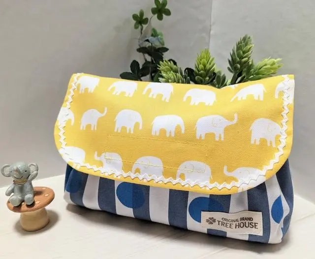 treehouse_2007's tweet image. ぞうさんが並んだかわいいおむつポーチ✨
出産祝いにもオススメです❤(ӦｖӦ｡)
他の人とかぶらないプレゼントをお探しの方にどうぞ！

おむつポーチ☆イエローゾウ×ブルーストライプドット☆TREEHOUSE #minne 
minne.com/items/37972812