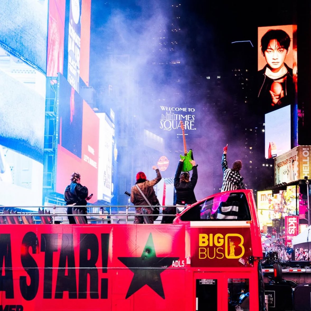 GOTOEVOLVE's tweet image. something about 5sos in times square