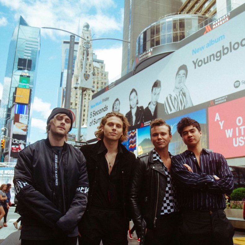 GOTOEVOLVE's tweet image. something about 5sos in times square