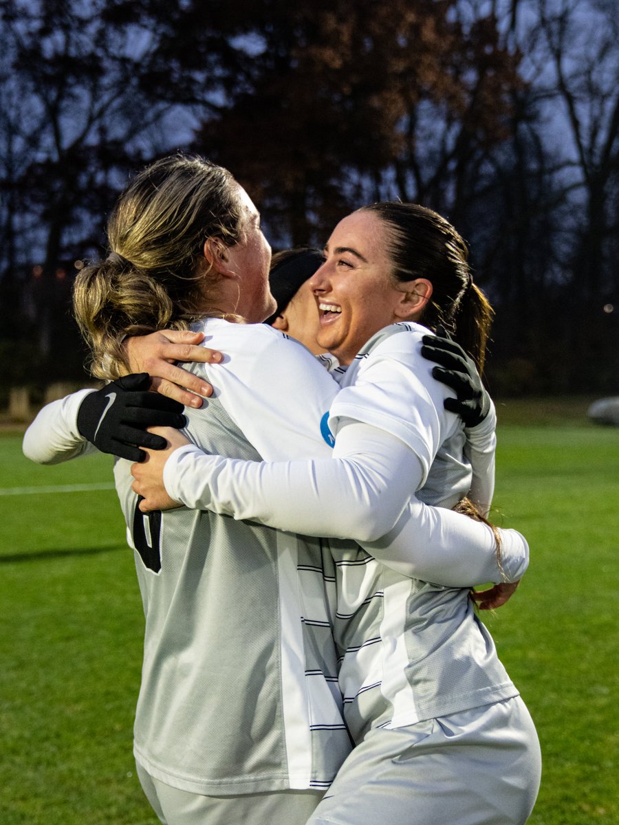CUBuffsSoccer's tweet image. Family wins. Family celebrates 💛🖤

#SideBeforeSelf // #GoBuffs