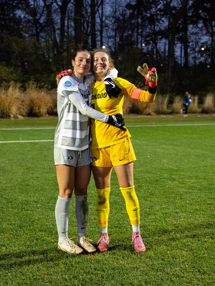 CUBuffsSoccer's tweet image. Family wins. Family celebrates 💛🖤

#SideBeforeSelf // #GoBuffs
