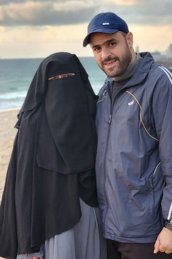 حكاية من عْـ.زة

قبل النوم بدقائق كنت جائع، فذهبت لأخبرها أن تجهز لي طعام العشاء، فوجدتها تنوي أن تُصلي صلاة العشاء، وواقفة على سجادة الصلاة، فقالت لي: ماذا تريد؟ قلت لها: صلِ العشاء، وأنا سأجهز لكي وللجميع طعام العشاء، فقالت: خلاص أنا أصنع لكم طعام العشاء الآن، 

وبعد تناول