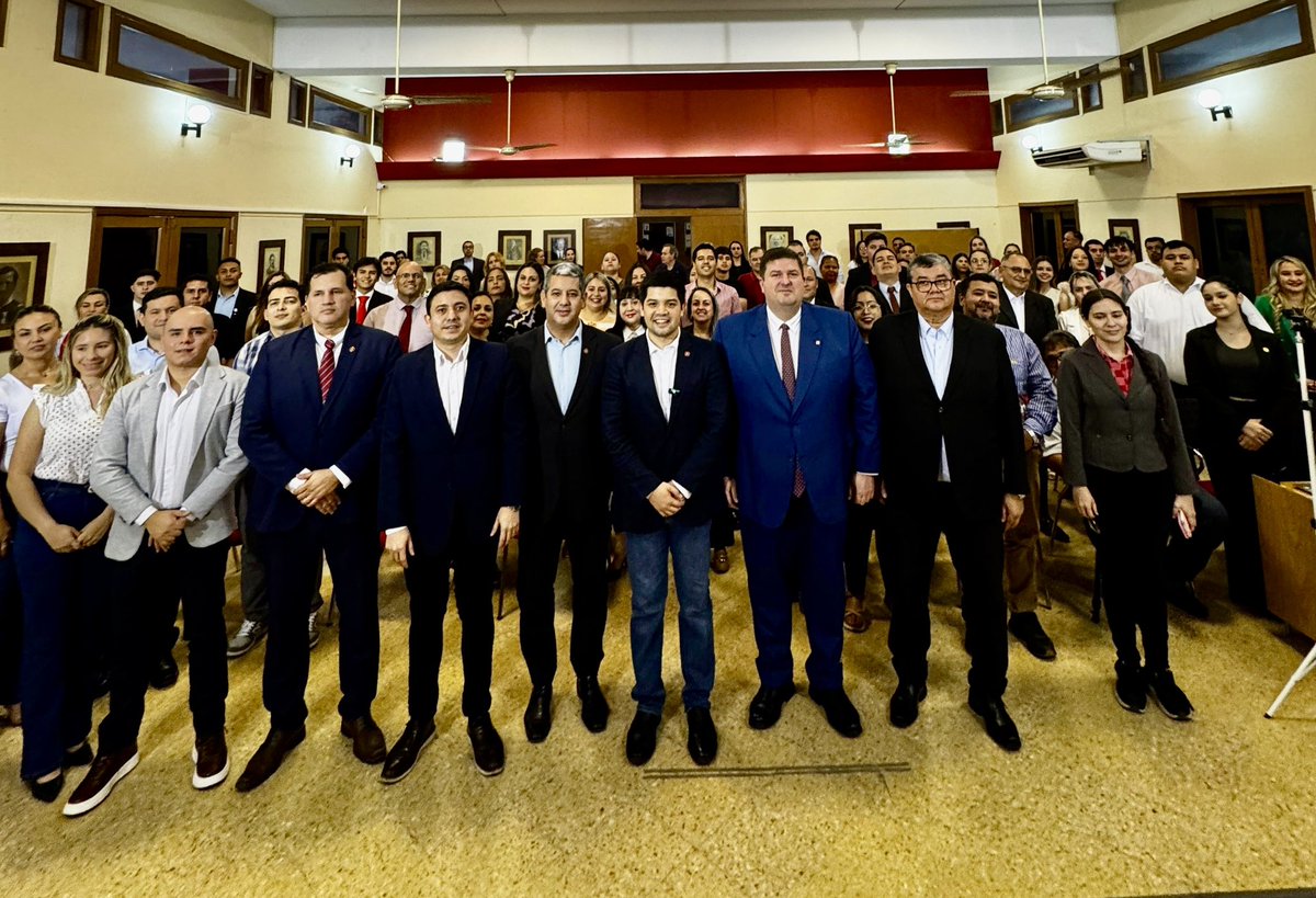 mongelospy's tweet photo. Acompañamos la Clausura del Curso de “Liderazgo Político y Políticas Públicas” llevada adelante por la @ANRParaguay 

El dinamismo que imprime el Presidente del Partido @Horacio_Cartes a la Junta de Gobierno a través del Consejo Educativo que encabeza el Dr @presigb se refleja en oportunidades de formación para la gente

Quiero expresar mis agradecimientos al querido compañero Miembro de la Junta de Gobierno José Rodríguez Robertti, por la invitación para compartir este importante espacio 

A mi querido amigo Senador Nacional @patrick_kemper, quien hoy nos contó la experiencia de cómo un joven va creciendo en su historia de vida hasta ser parte del parlamento nacional 

Me tocó compartir un poco del transitar en la militancia partidaria, y el compromiso que eso representa con nuestras raíces 

A seguir por esta línea, de abrir espacios de diálogo y debate para construir políticas públicas