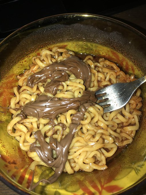 gaggnmixx's tweet image. made some buldak and added some nutella so it could be less spicy 🥹
