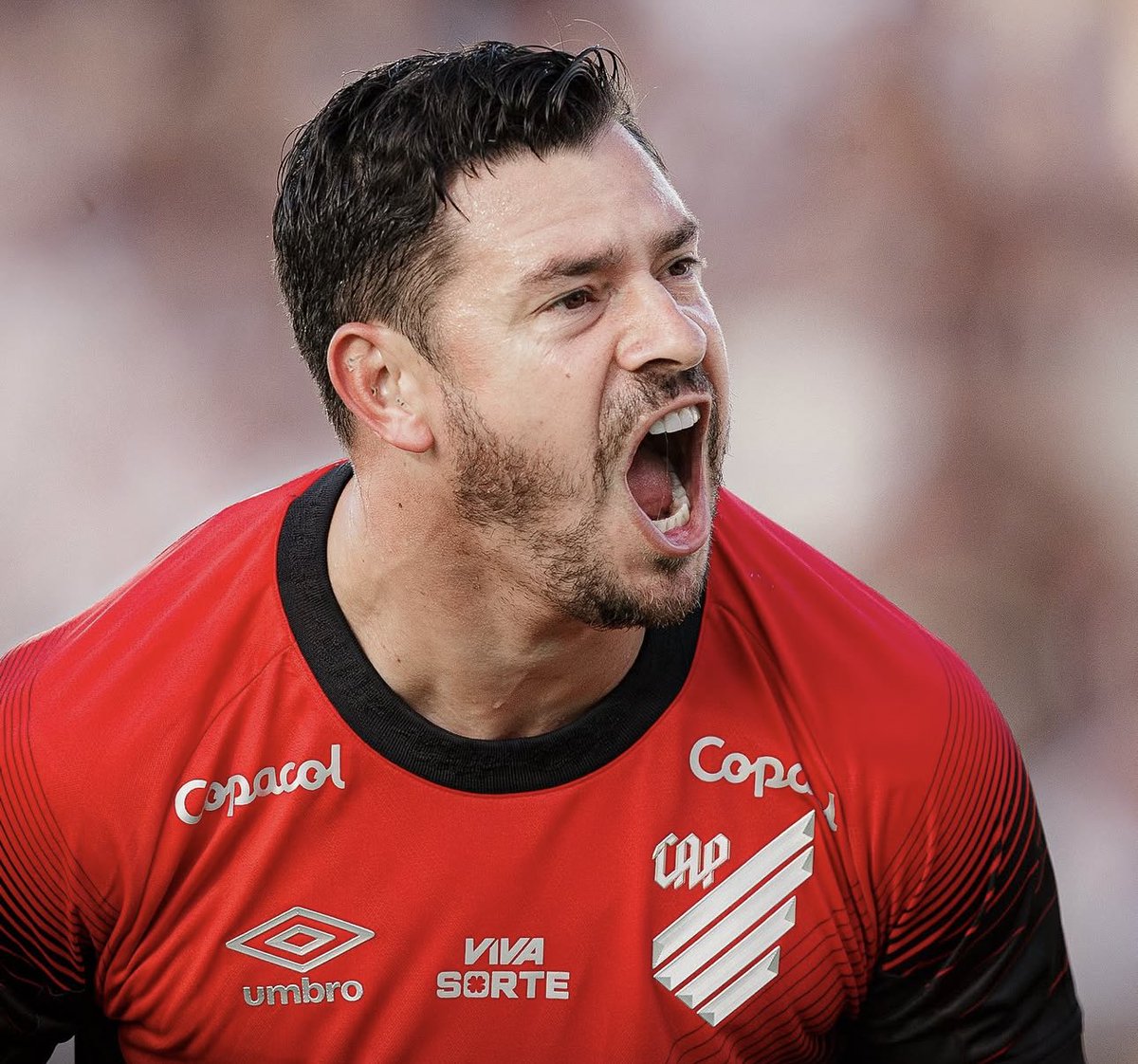 Giuliano não terá o seu contrato renovado pelo Athletico Paranaense para 2026. 

O meia de 35 anos ficará livre no mercado. 

📰| <a href="/furlanvs/">Vinicius Furlan</a> 
📸| Matheus Meneses