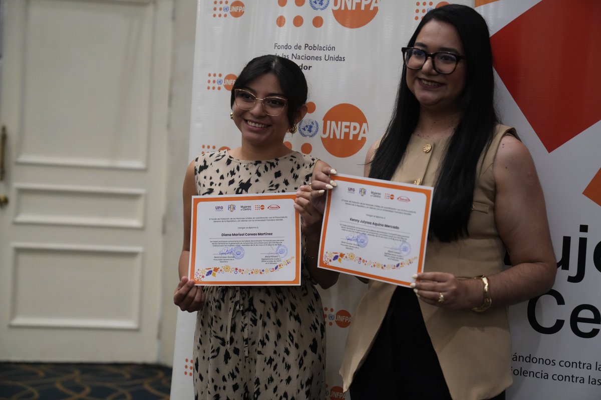 PGR_SV's tweet image. A su vez, entregamos diplomas a las participantes de los grupos de #Autoayuda, a quienes representamos legalmente y brindamos apoyo psicosocial. Este proceso incluyó formación técnica y actividades orientadas a su autonomía las cuales desarrollamos junto a @UNFPAElSalvador.