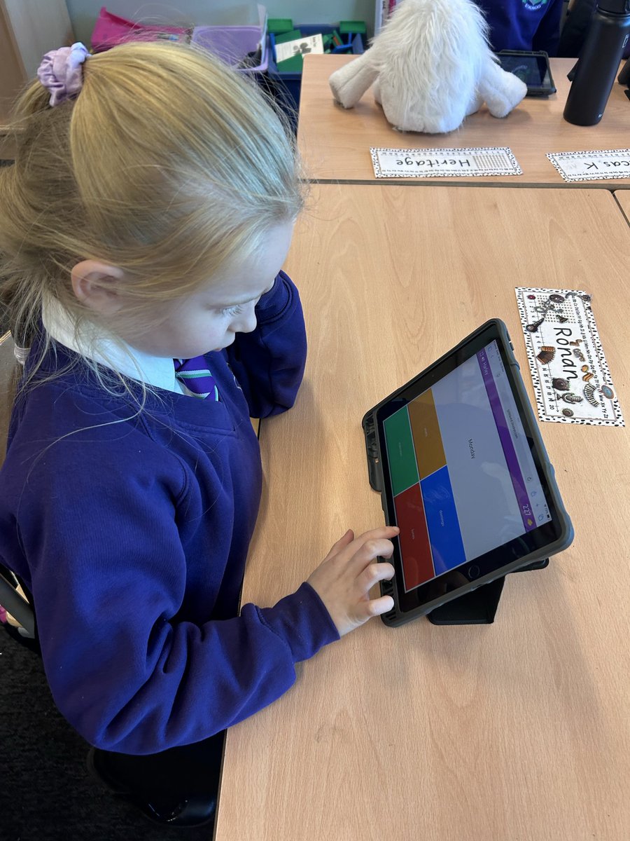 123MissMcGee's tweet image. P3b were revising numbers 🔢 and months of the year in Spanish this afternoon with Señorita Rourke 🇪🇸📆🇪🇸 They enjoyed using Blooket for the first time and managed to get lots of correct answers! ✅ 😊💜#LanguageLearning #DigitalLearning @StMonicaMilton