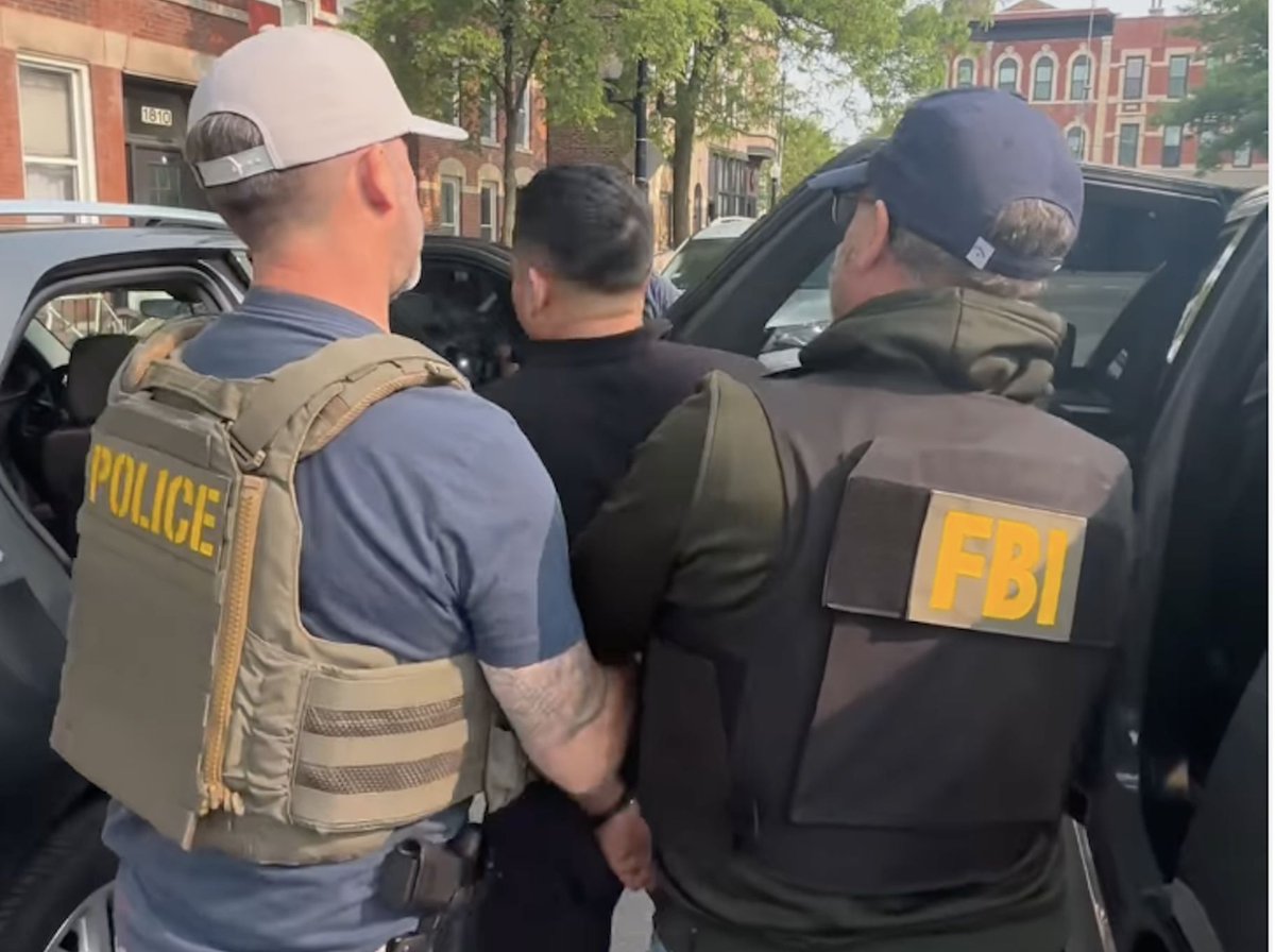 BlockClubCHI's tweet image. Calls to an immigration agent sighting hotline have dropped to &quot;pre-escalation&quot; levels. blockclubchi.co/3XCTcvp