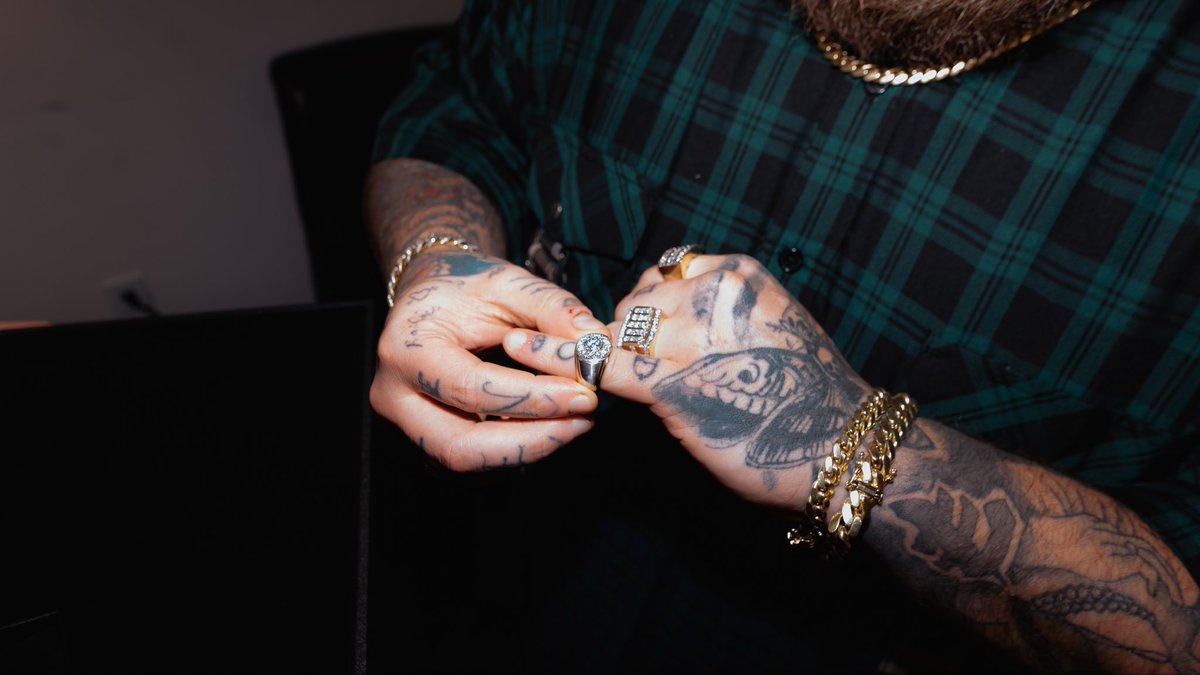 jayythewave's tweet photo. #KAYpartner x Teddy Swims collab hits different. The pieces are clean, bold, and the whole setup just works. Shoutout to @KayJewelers https://t.co/l6iT1znGfd