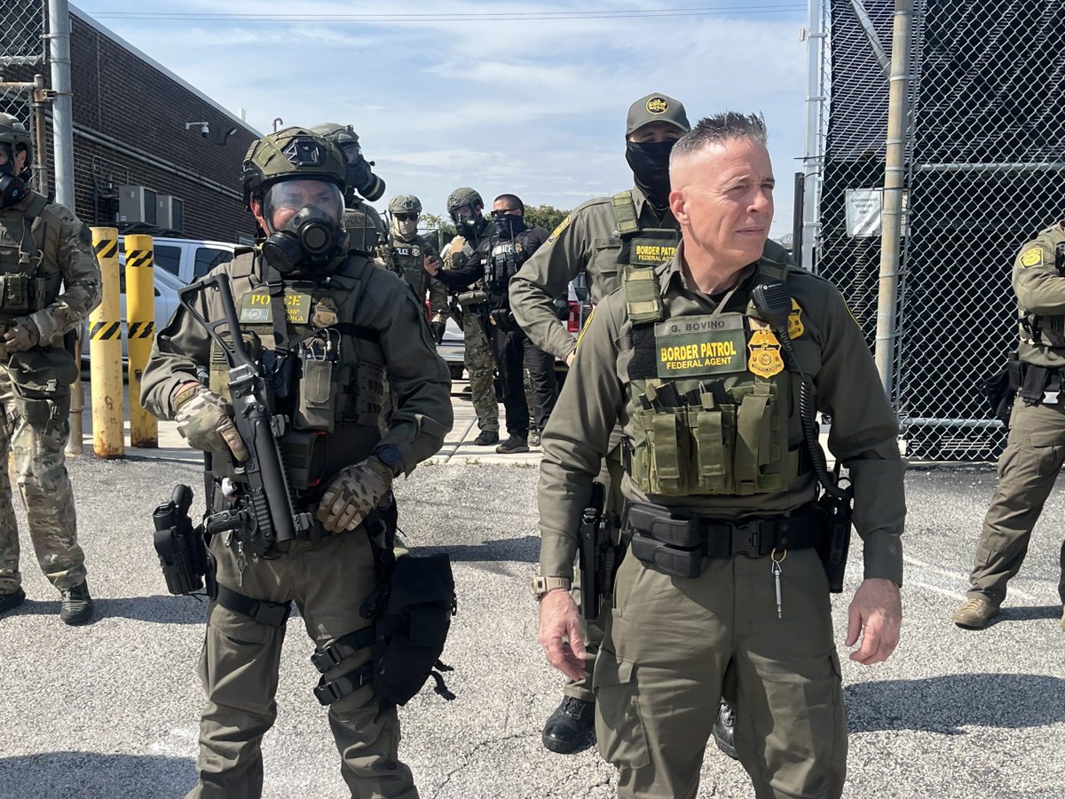 BlockClubCHI's tweet image. A federal appeals court is temporarily pausing the release of more than 400 people who have been arrested by federal immigration agents in recent months. blockclubchi.co/47QSHUy